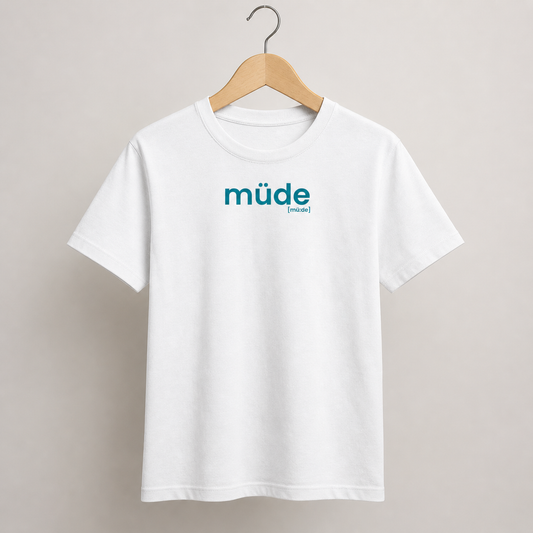 Weißes Kinder T-Shirt müde von JoisPulse, flach liegend fotografiert