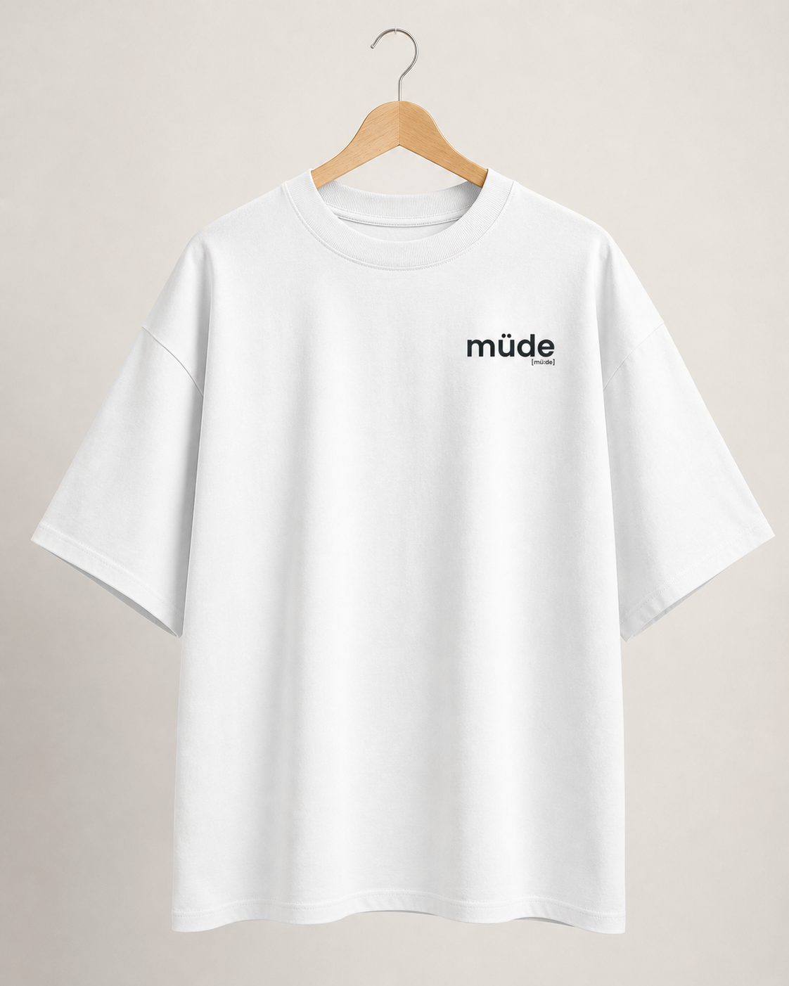 Weißes Oversized T-Shirt müde von JoisPulse, flach liegend fotografiert