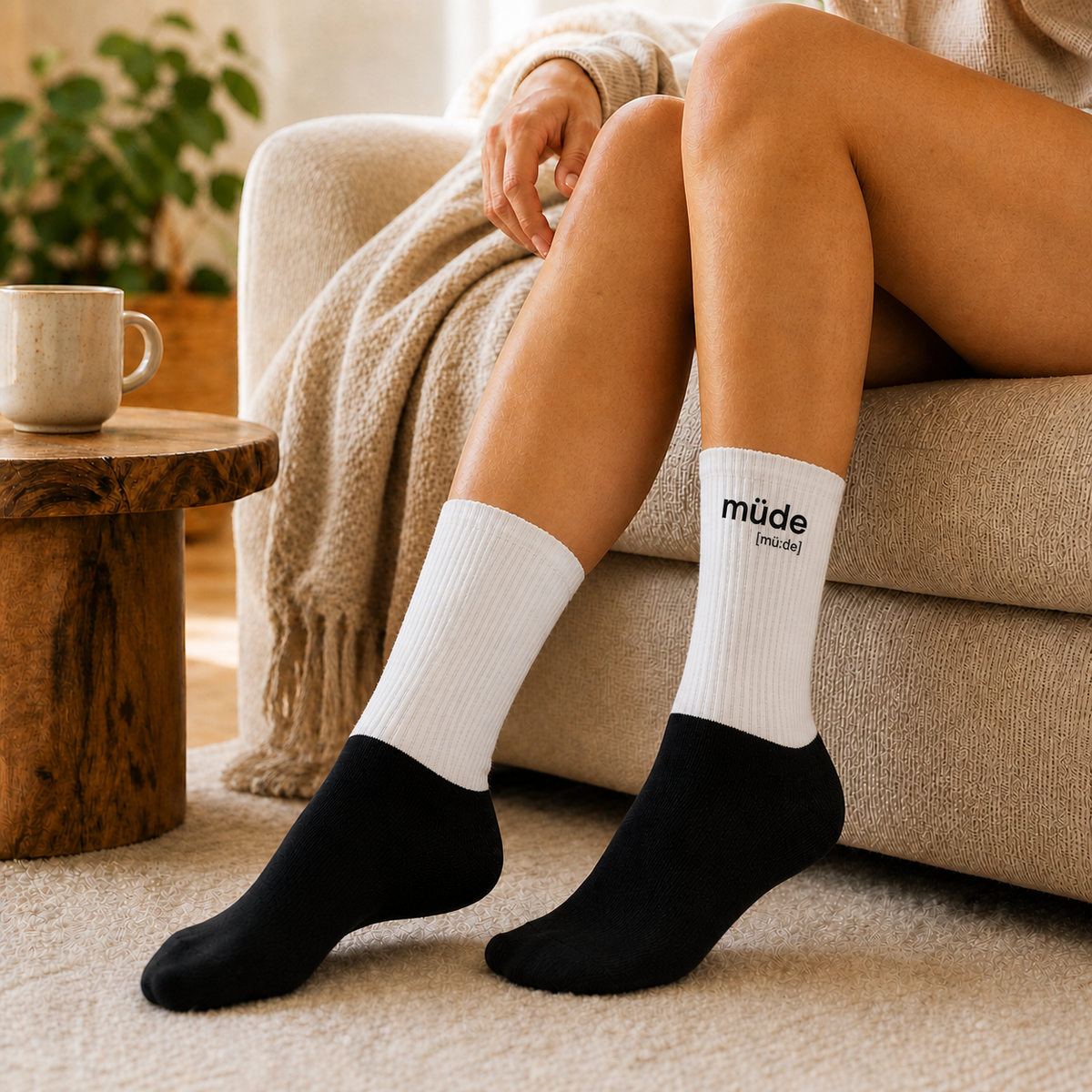 Angezogene Beine einer Frau in den JoisPulse Statement Socken müde