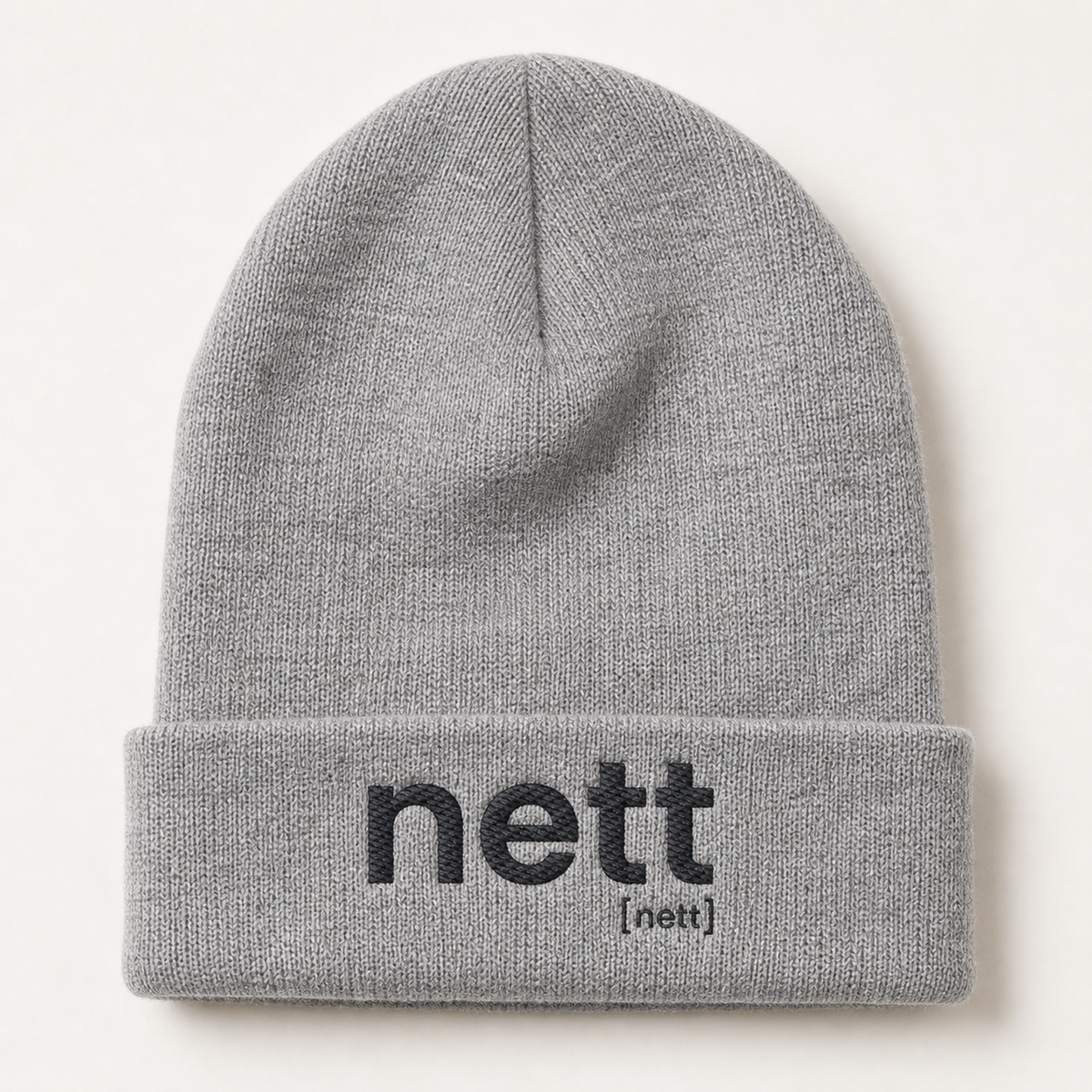 Graue Rib Beanie nett von JoisPulse mit gesticktem Statement