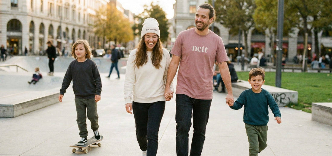 Familie im Skatepark in Herbstkleidung von JoisPulse