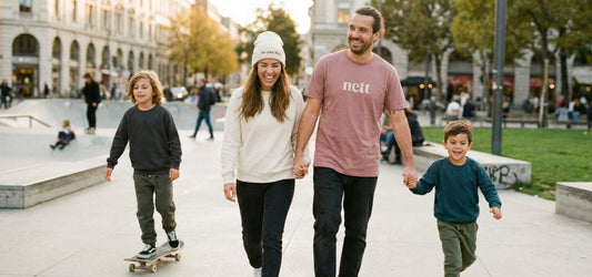 Familie im Skatepark in Herbstkleidung von JoisPulse