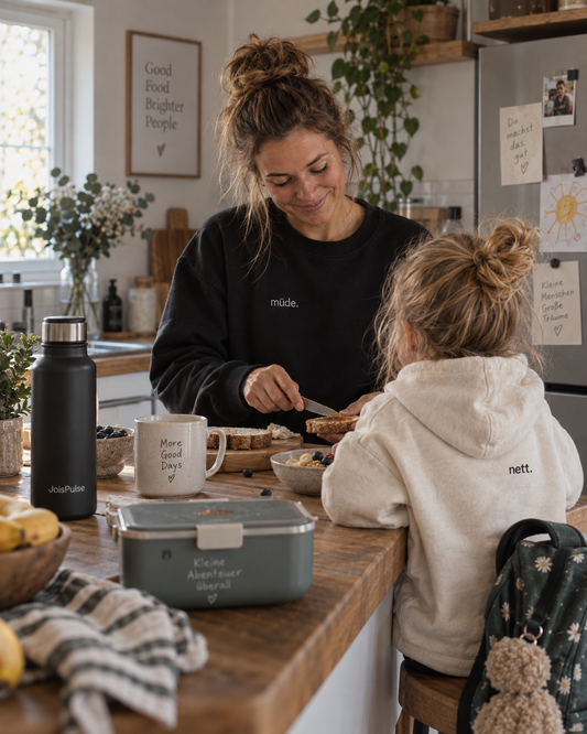 Mutter und Kind bereiten gemeinsam das Frühstück in der Küche vor