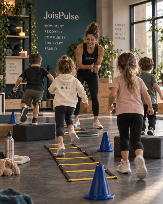 Kinder beim Bewegungsparcours im JoisPulse Hub, Trainerin begleitet die Gruppe