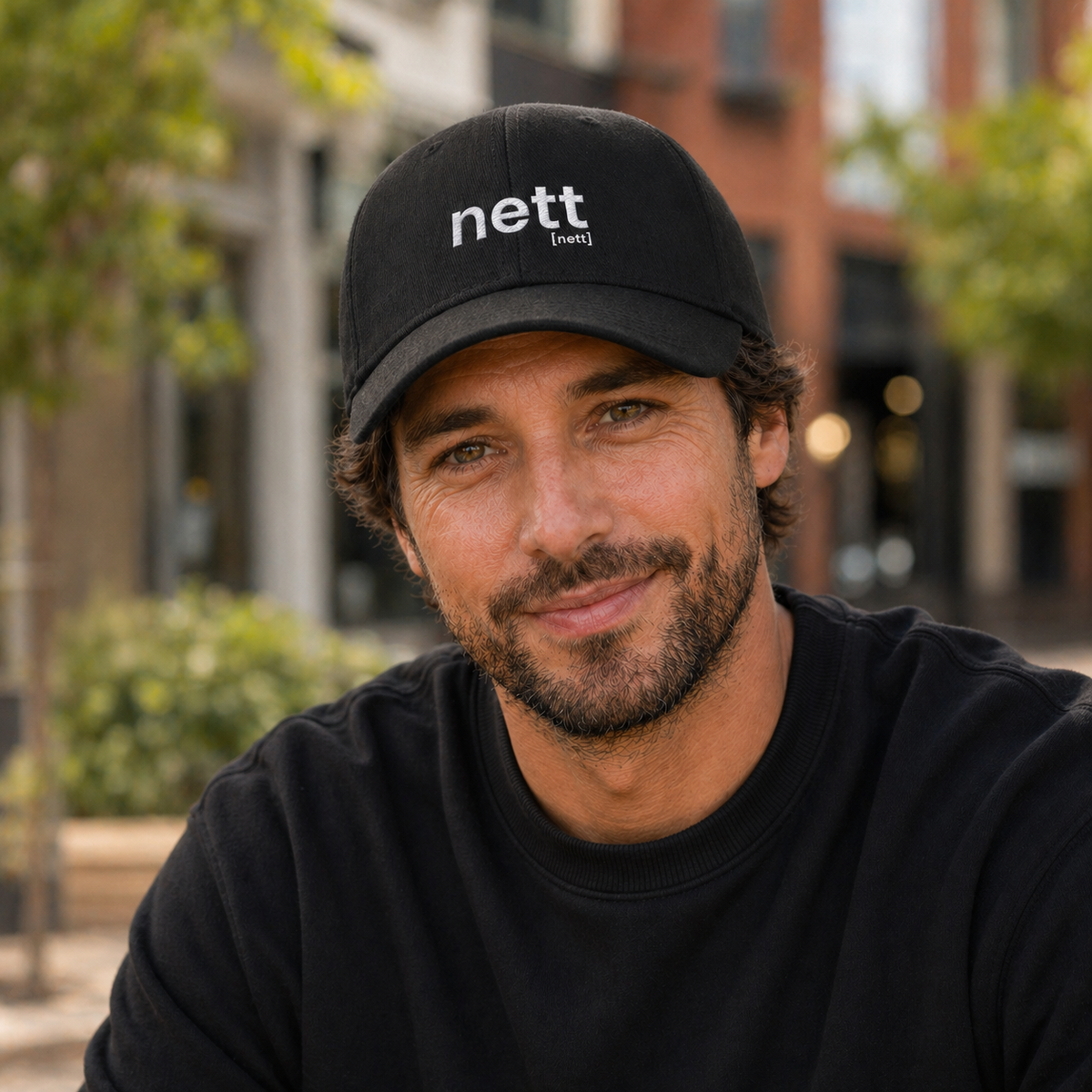 Mann mit Bart trägt das JoisPulse Basecap mit dem Statement nett