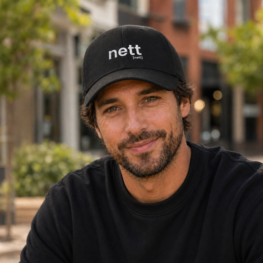Mann mit Bart trägt das JoisPulse Basecap mit dem Statement nett