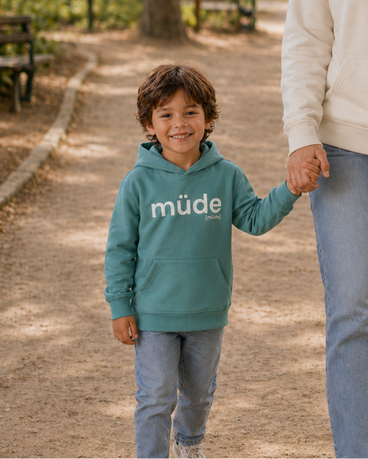 Junge an Mamas Hand trägt den JoisPulse Kinder Hoodie mit dem Statement müde