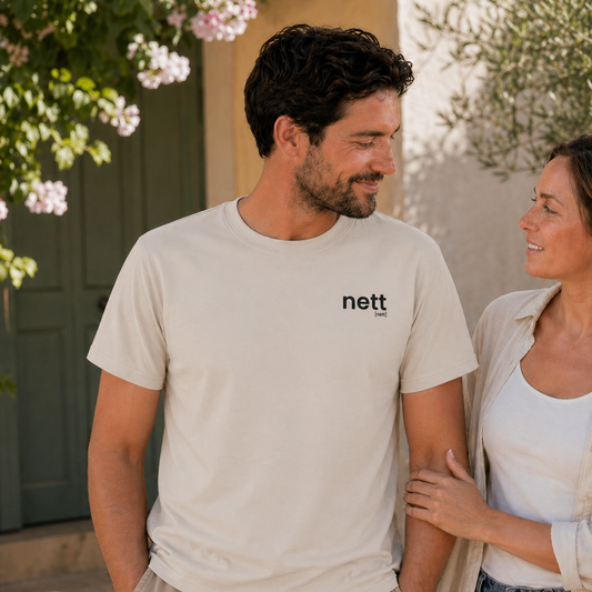 Pärchen in JoisPulse T-Shirts, das off-white Shirt zeigt das Statement nett