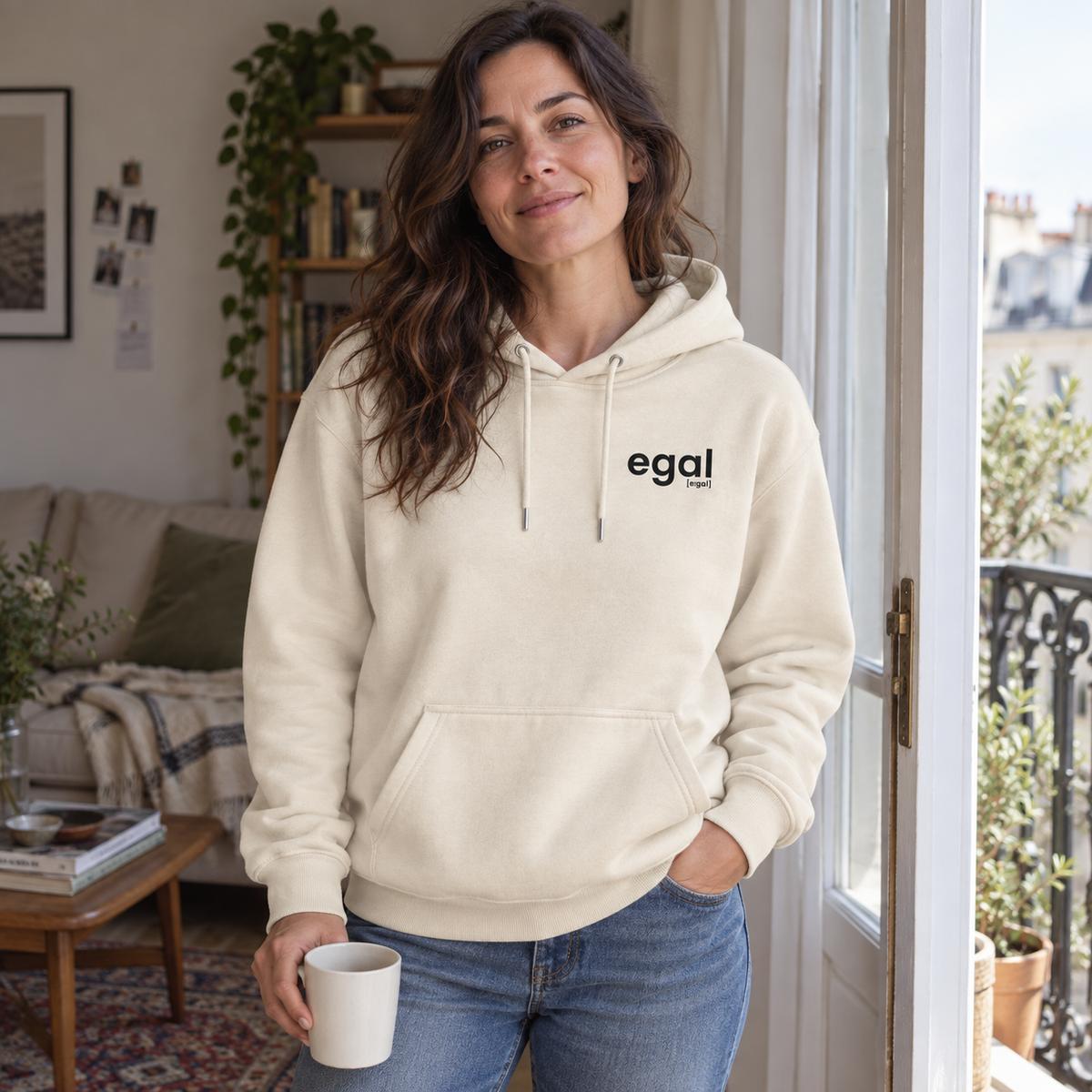Egal Hoodie in Natural Raw zu Hause getragen.