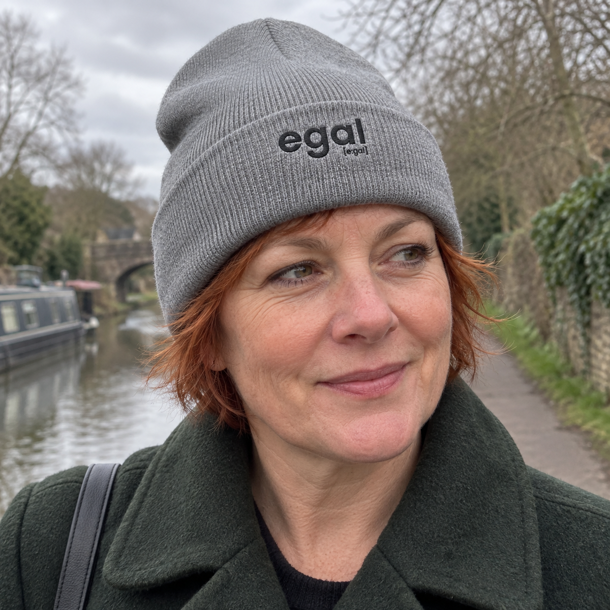 Egal Rib Beanie in Mid Heather Grey beim Spaziergang.