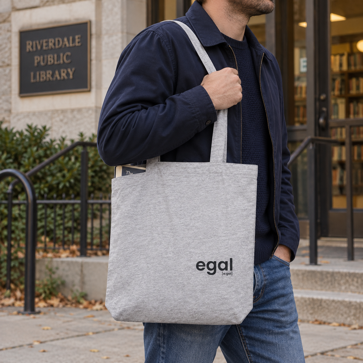 Egal Stofftasche in Heather Grey unterwegs.