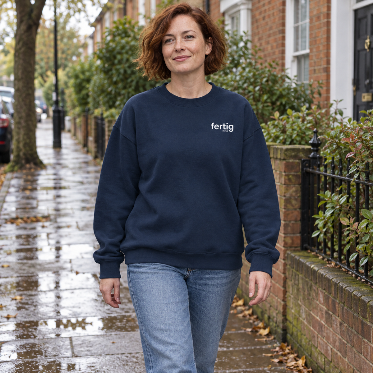 Fertig Oversize Sweatshirt in French Navy beim Spaziergang.