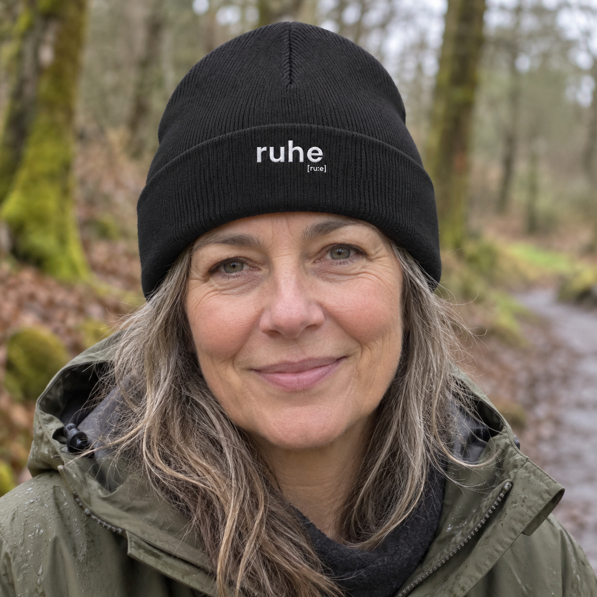 Schwarze Ruhe Rib Beanie auf einem Waldweg