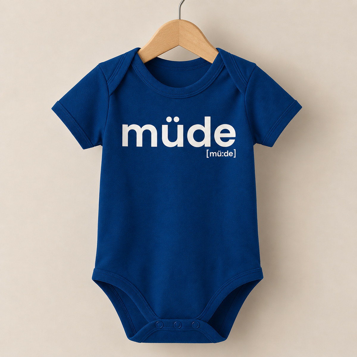 Dunkelblauer Baby Body müde von JoisPulse, flach liegend fotografiert