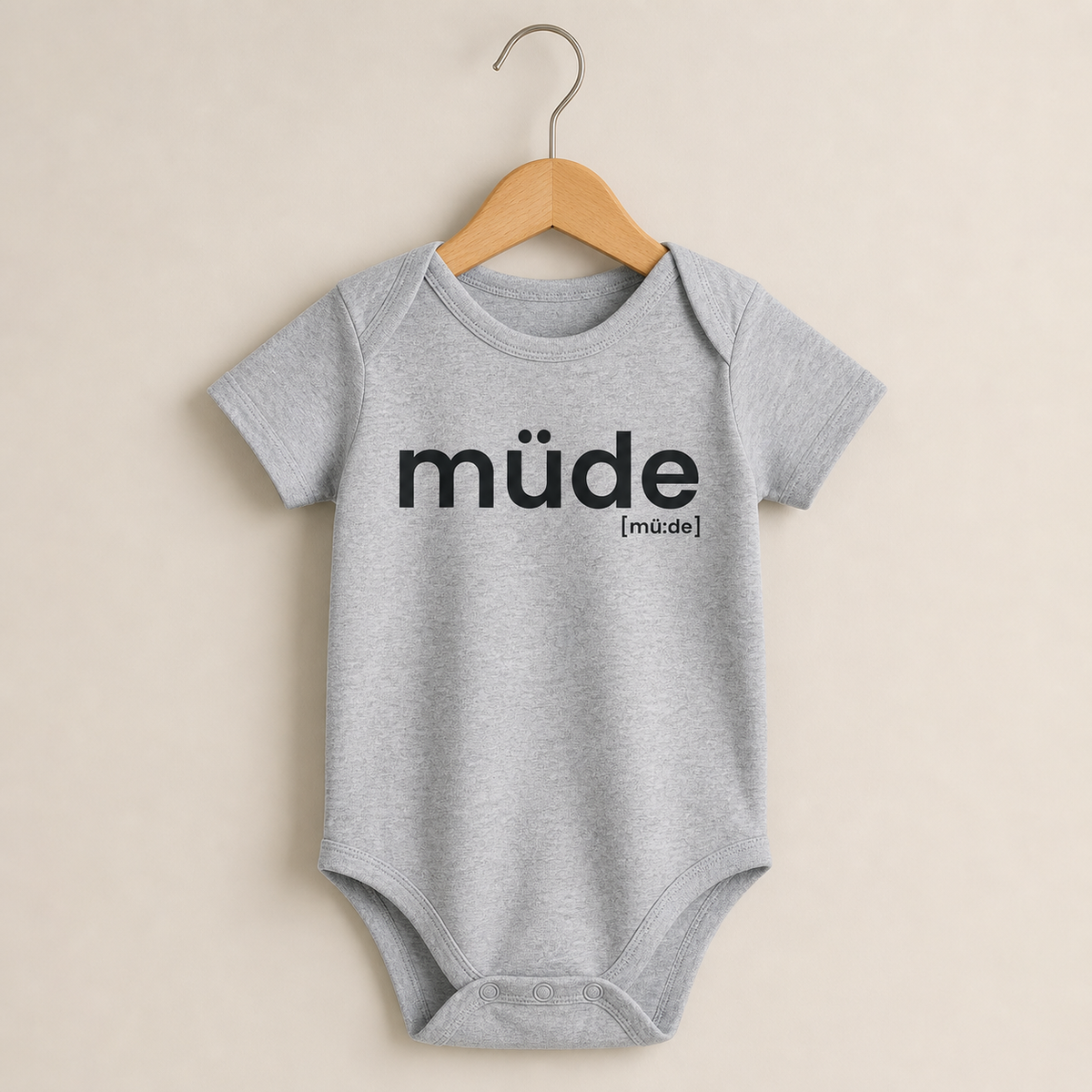Grauer Baby Body müde von JoisPulse, flach liegend fotografiert