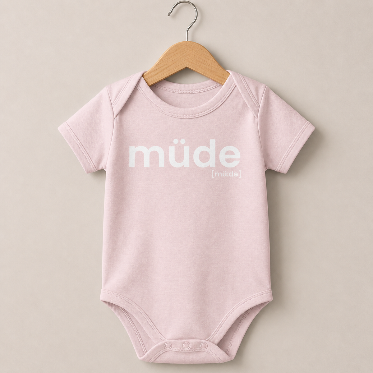 Rosafarbener Baby Body müde von JoisPulse, flach liegend fotografiert