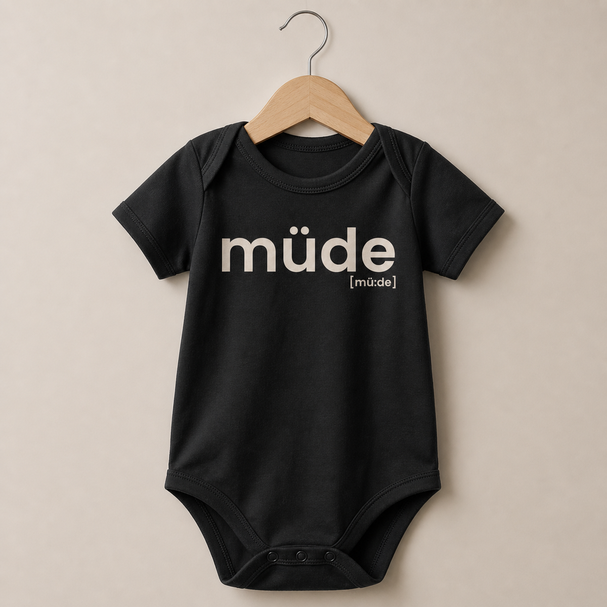 Schwarzer Baby Body müde von JoisPulse, flach liegend fotografiert