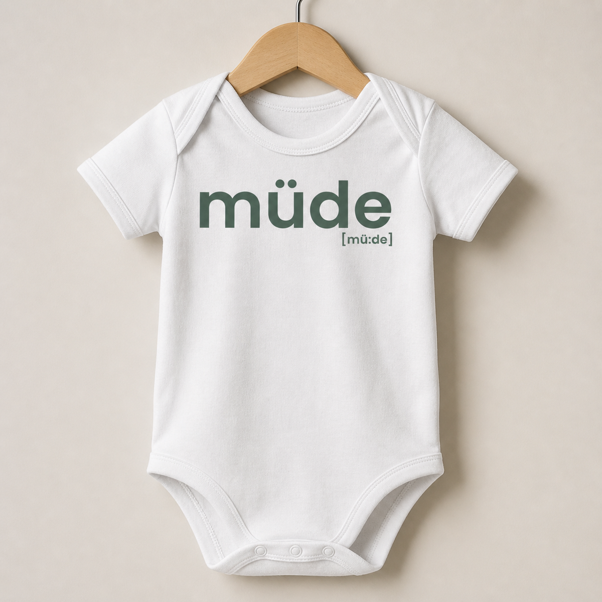 Weißer Baby Body müde von JoisPulse, flach liegend fotografiert