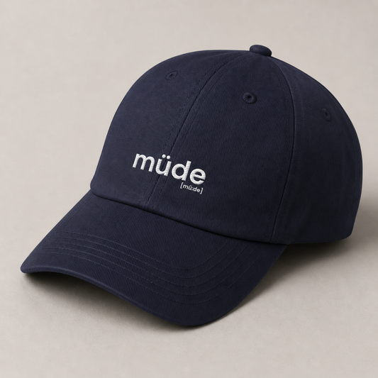 Dunkelblaues Bio Basecap müde von JoisPulse mit gesticktem Statement