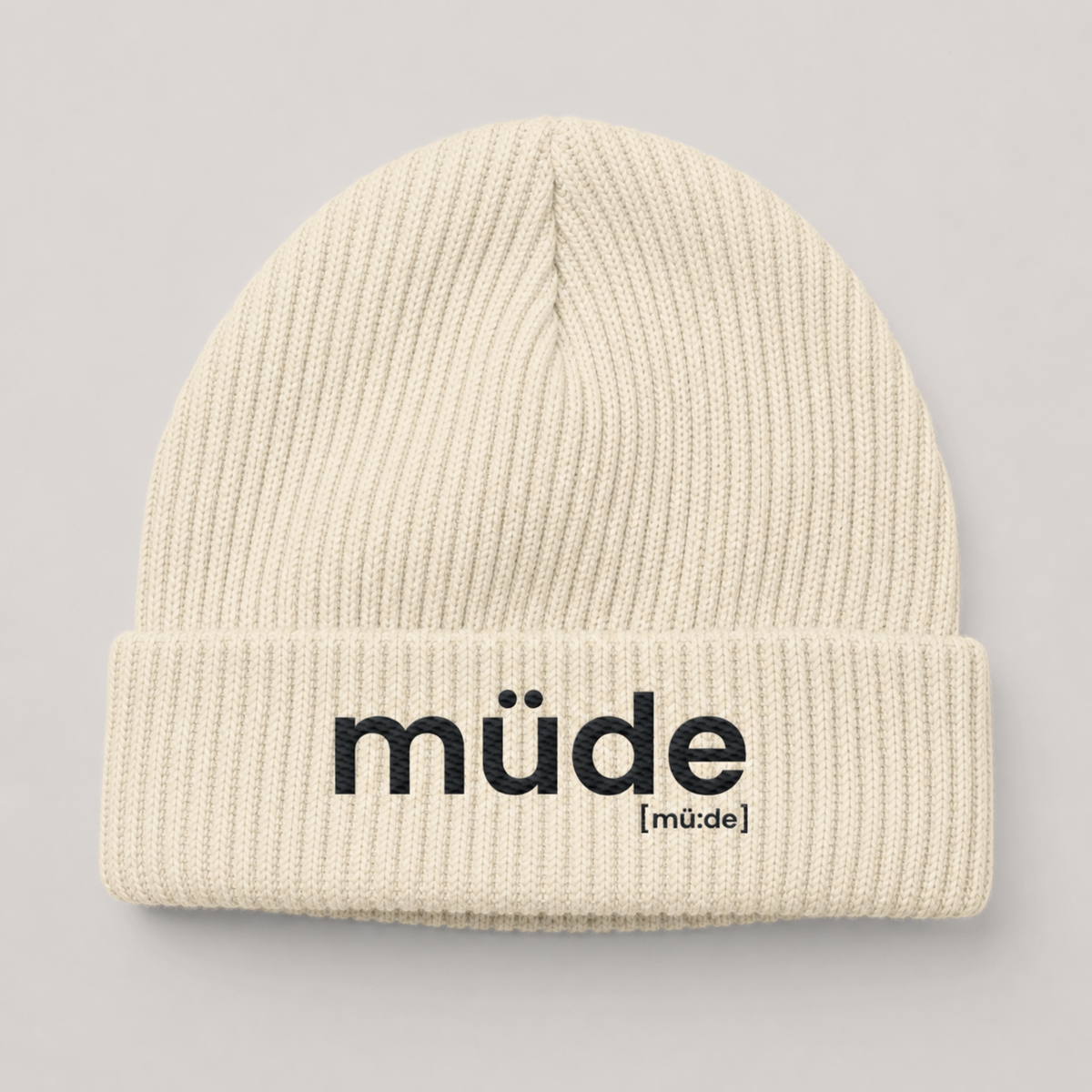 Cremefarbene Fisherman Beanie müde von JoisPulse mit gesticktem Statement