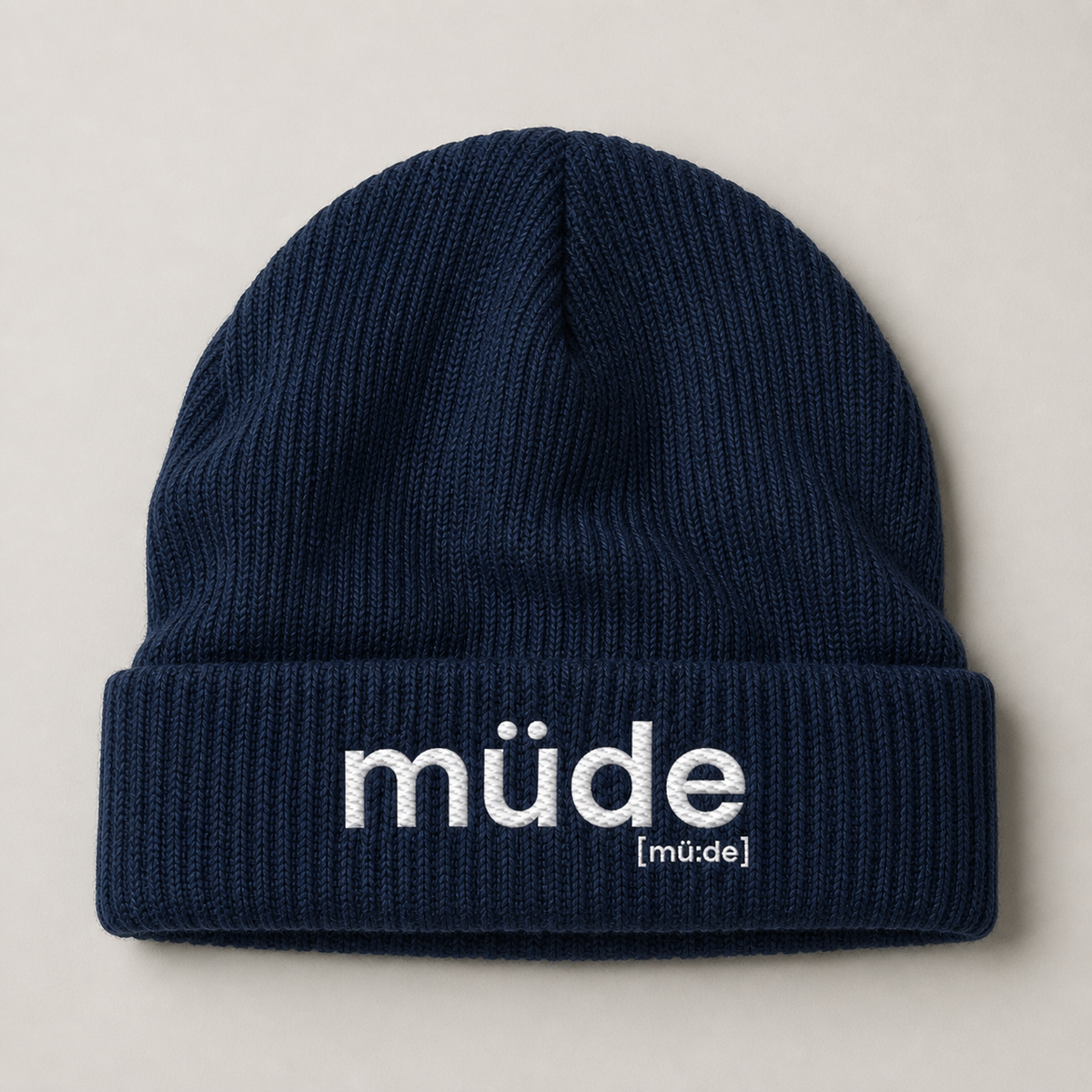 Dunkelblaue Fisherman Beanie müde von JoisPulse mit gesticktem Statement