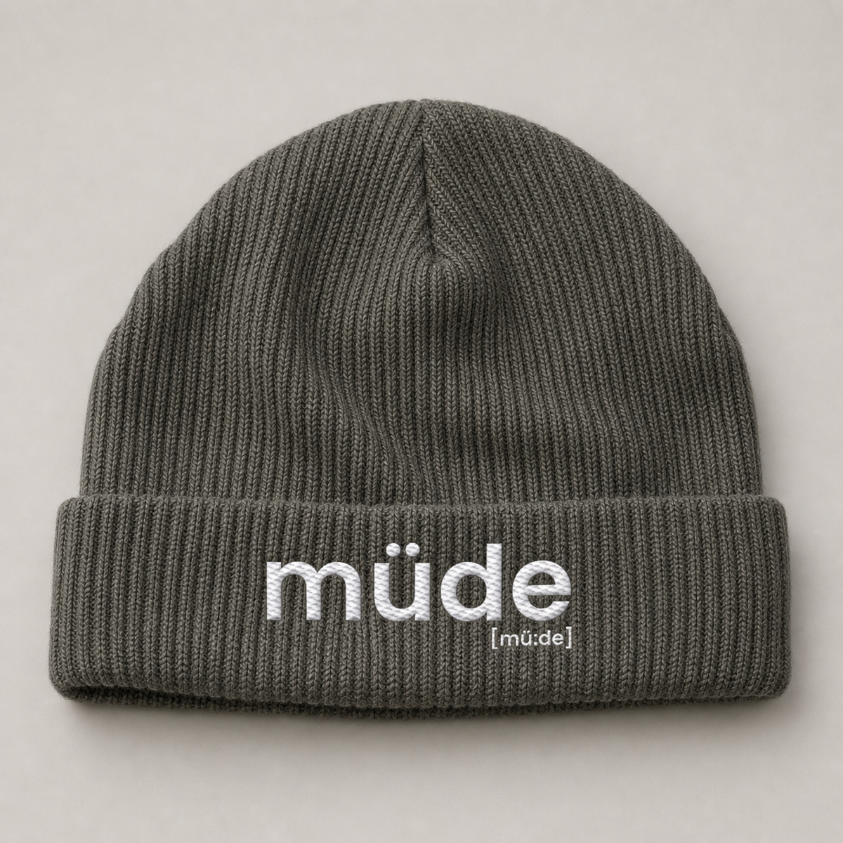 Khakifarbene Fisherman Beanie müde von JoisPulse mit gesticktem Statement