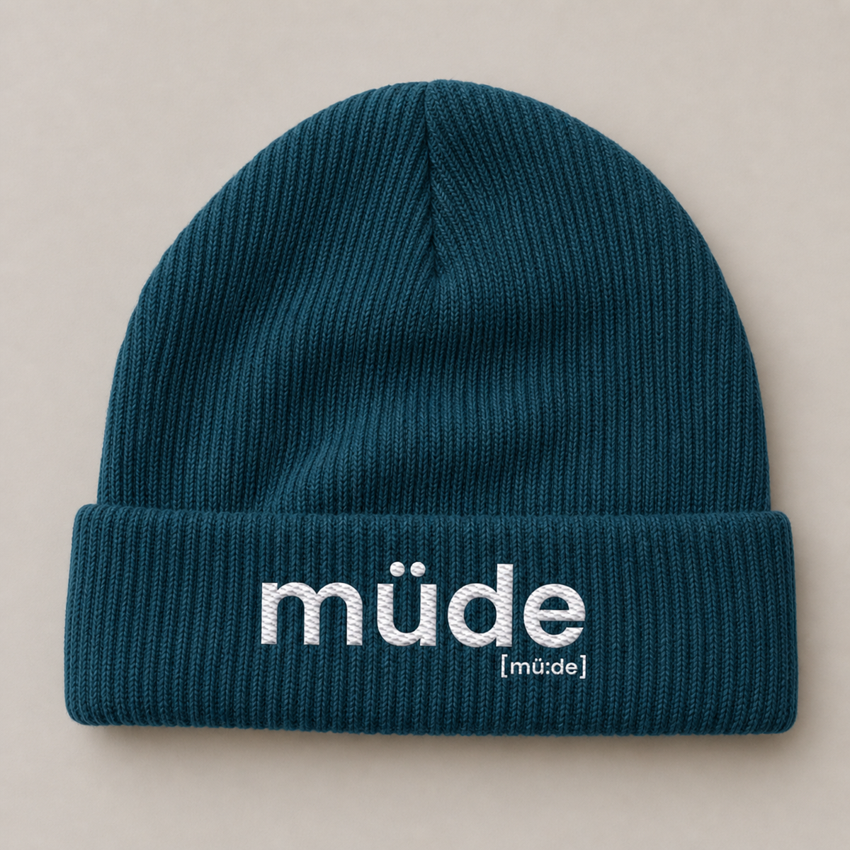 Petrolfarbene Fisherman Beanie müde von JoisPulse mit gesticktem Statement