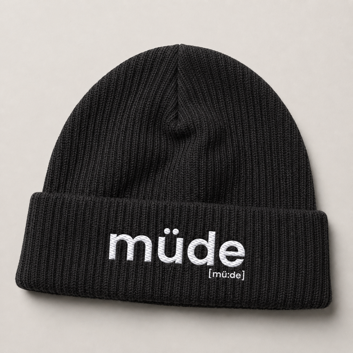 Schwarze Fisherman Beanie müde von JoisPulse mit gesticktem Statement