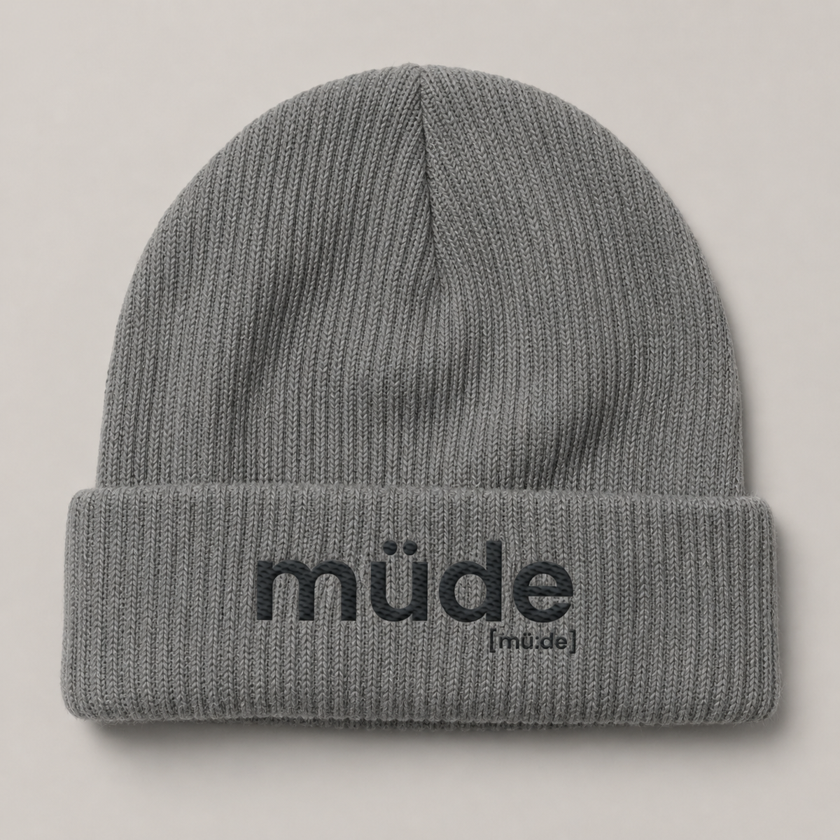 Graue Fisherman Beanie müde von JoisPulse mit gesticktem Statement