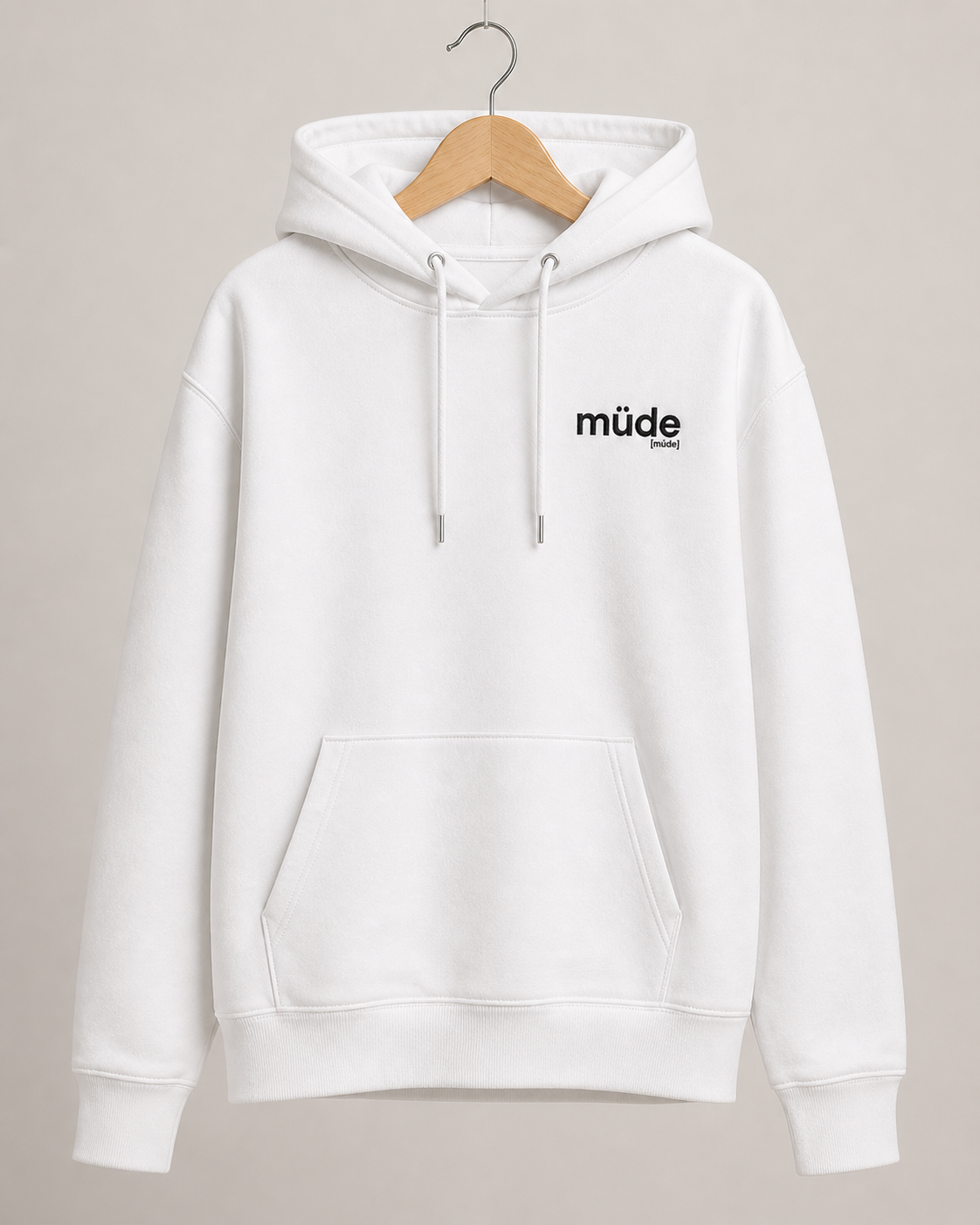 Weißer Bio Hoodie müde von JoisPulse mit gesticktem Statement, flach liegend
