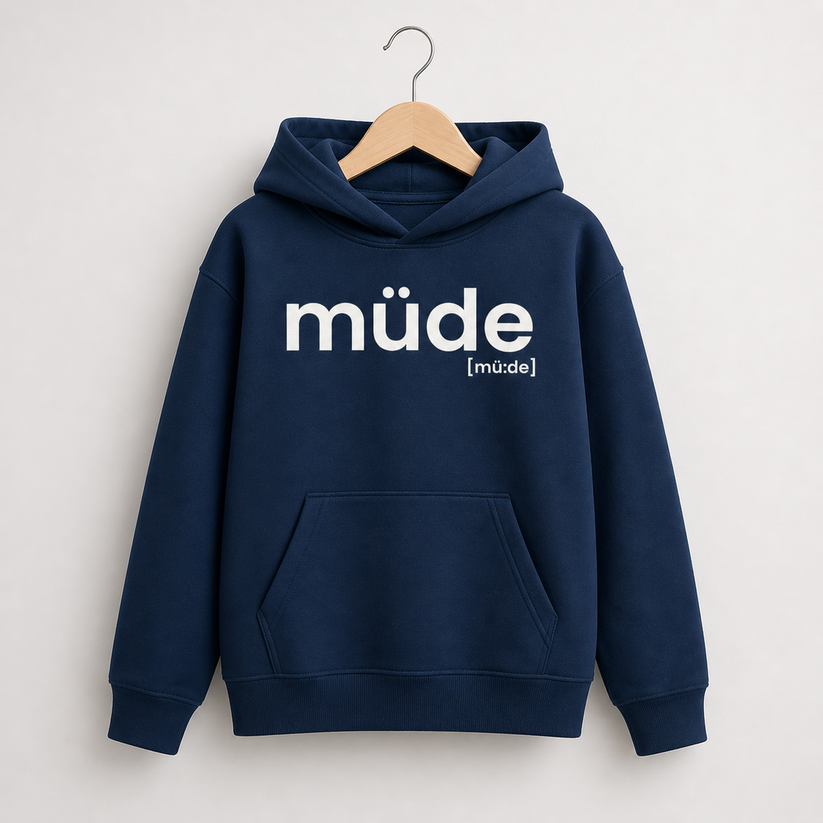 Dunkelblauer Kinder Hoodie müde von JoisPulse, flach liegend fotografiert