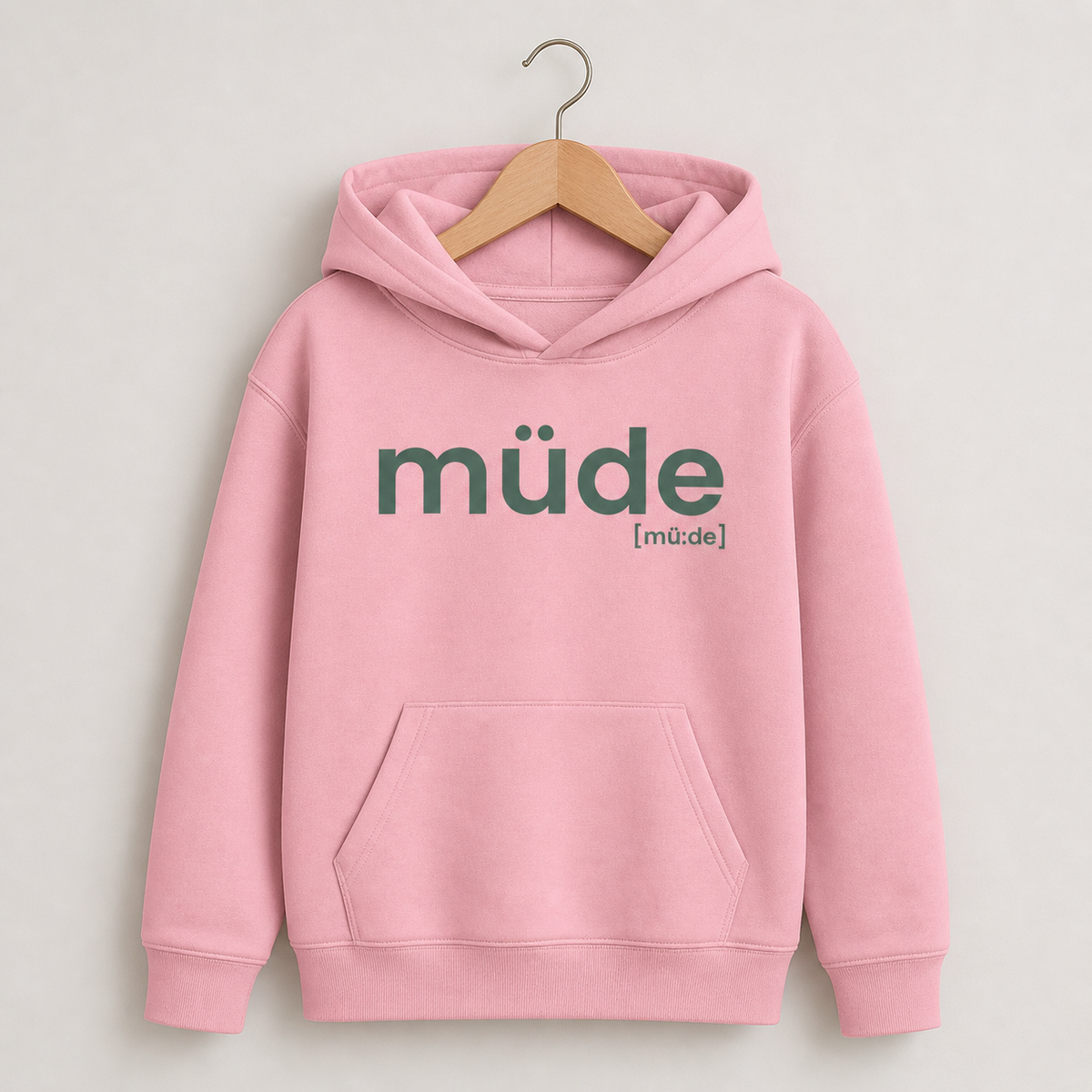 Rosafarbener Kinder Hoodie müde von JoisPulse, flach liegend fotografiert