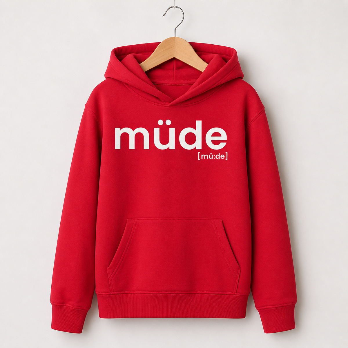 Roter Kinder Hoodie müde von JoisPulse, flach liegend fotografiert