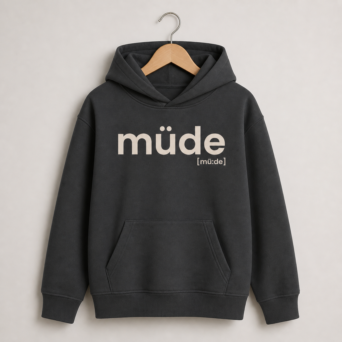 Schwarzer Kinder Hoodie müde von JoisPulse, flach liegend fotografiert