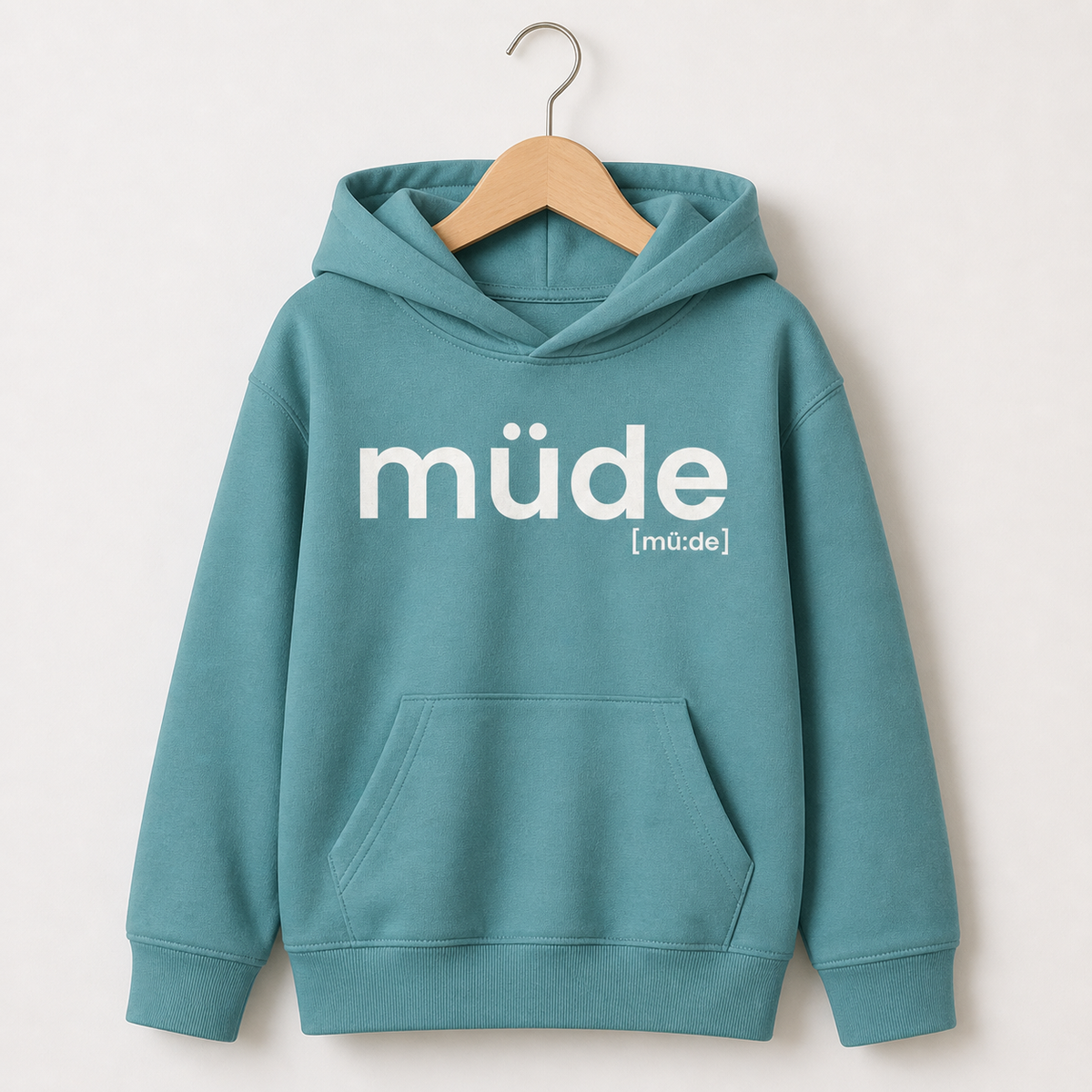 Türkisfarbener Kinder Hoodie müde von JoisPulse, flach liegend fotografiert