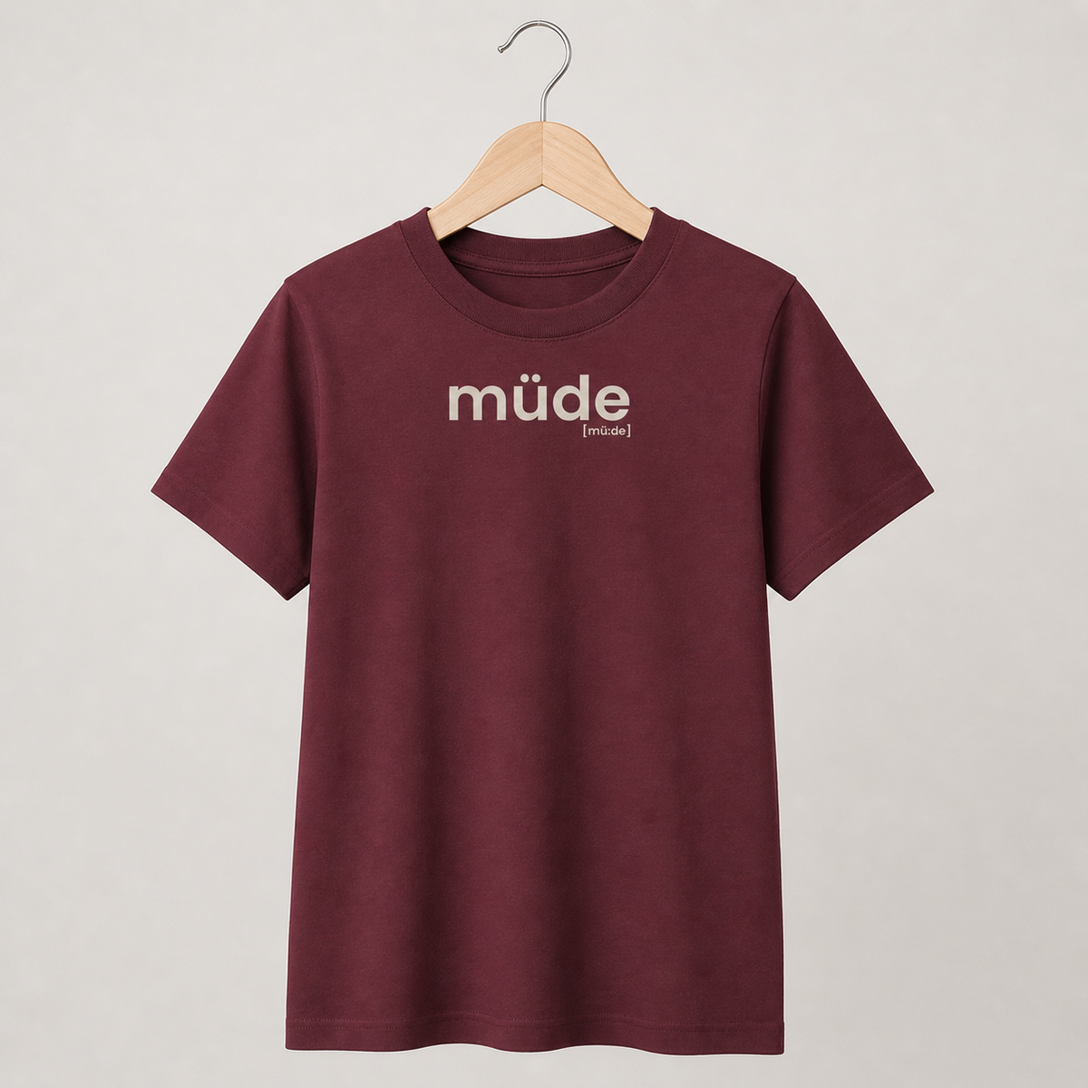 Bordeauxrotes Kinder T-Shirt müde von JoisPulse, flach liegend fotografiert