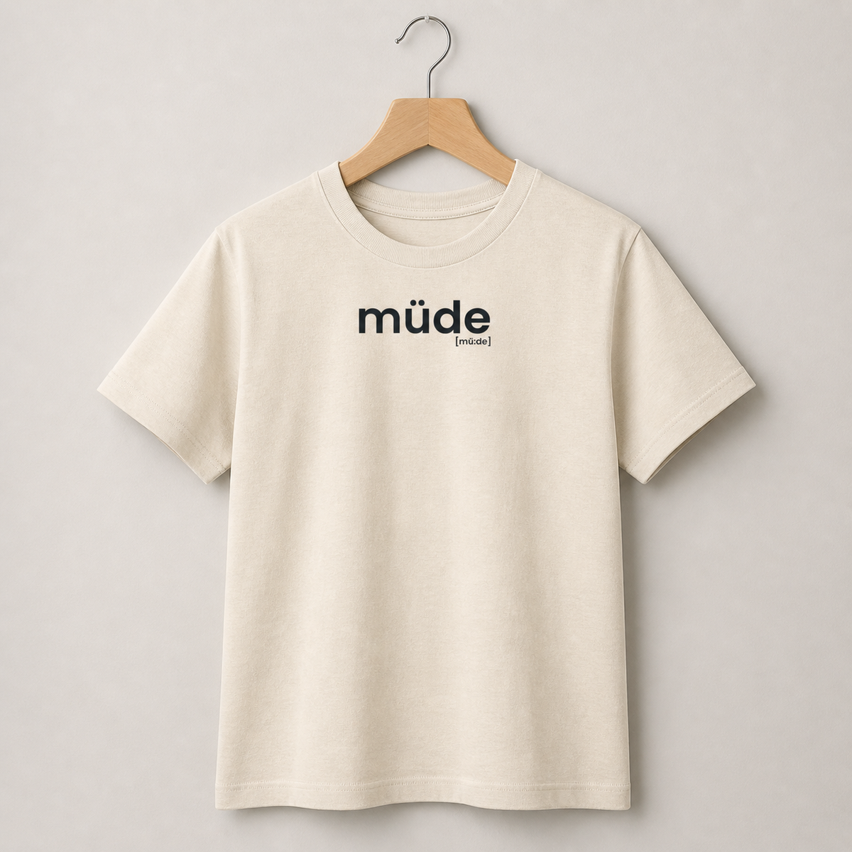 Cremefarbenes Kinder T-Shirt müde von JoisPulse, flach liegend fotografiert