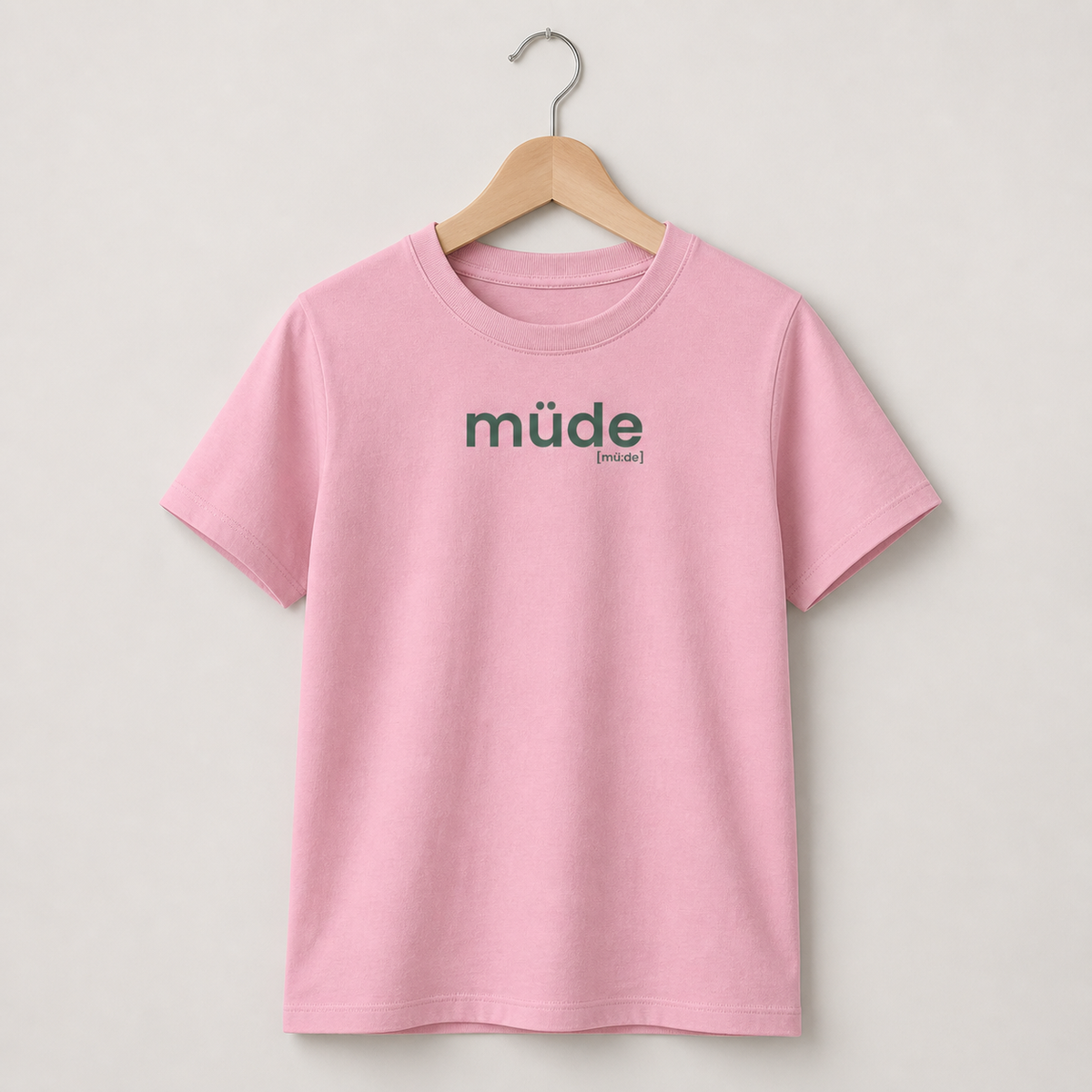 Rosafarbenes Kinder T-Shirt müde von JoisPulse, flach liegend fotografiert