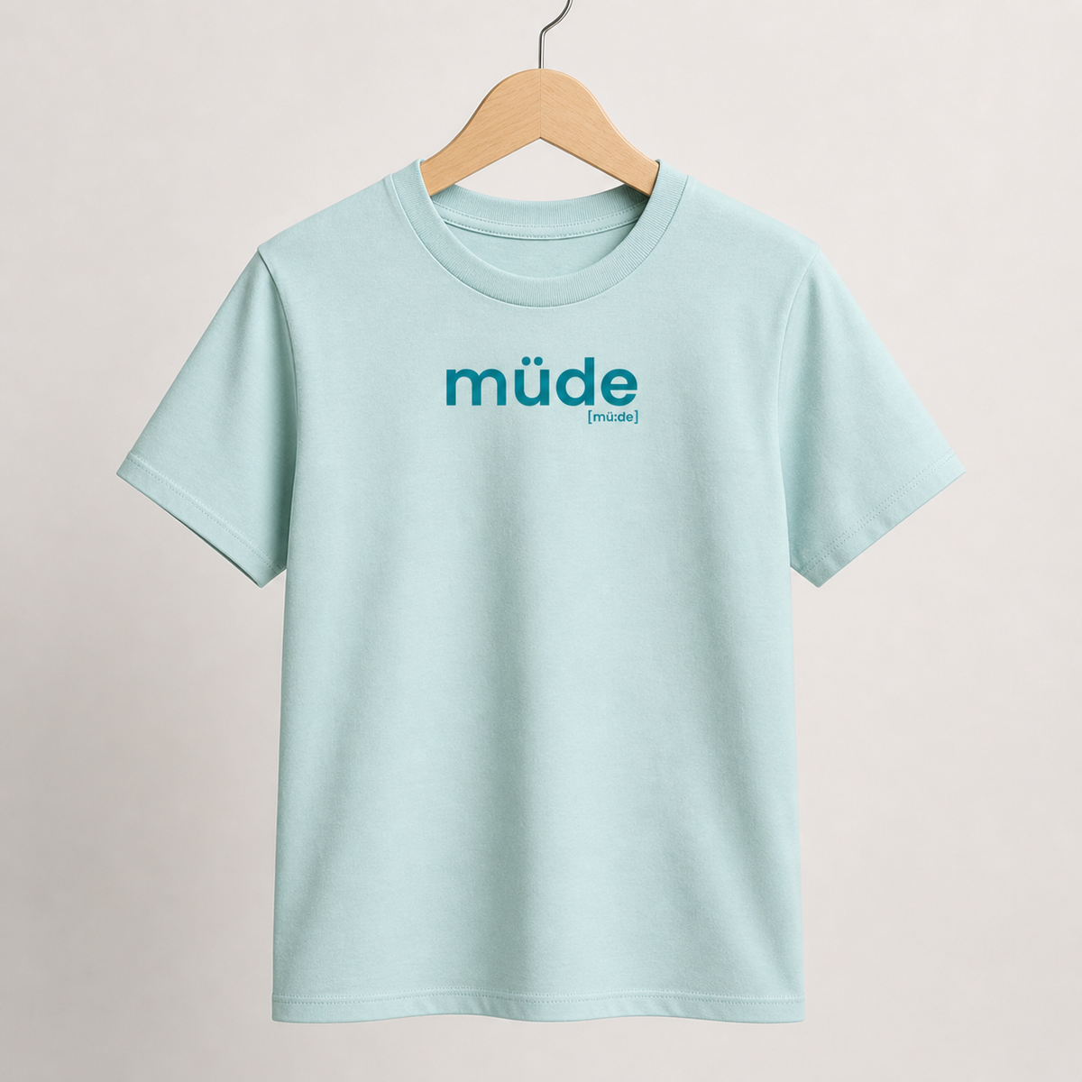 Türkisfarbenes Kinder T-Shirt müde von JoisPulse, flach liegend fotografiert