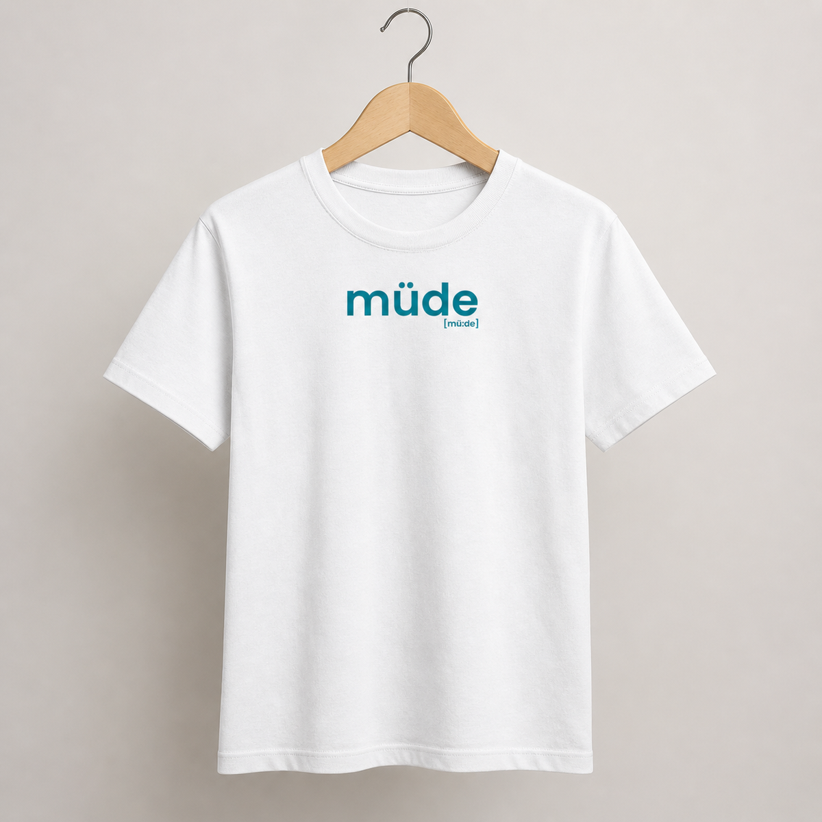 Weißes Kinder T-Shirt müde von JoisPulse, flach liegend fotografiert