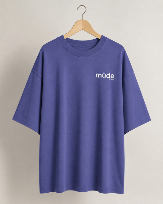 Blaues Oversized T-Shirt müde von JoisPulse, flach liegend fotografiert