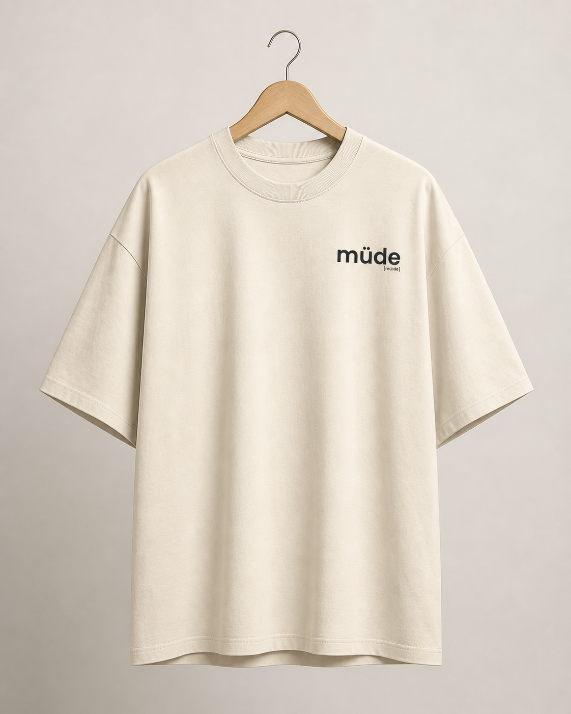 Cremefarbenes Oversized T-Shirt müde von JoisPulse, flach liegend fotografiert