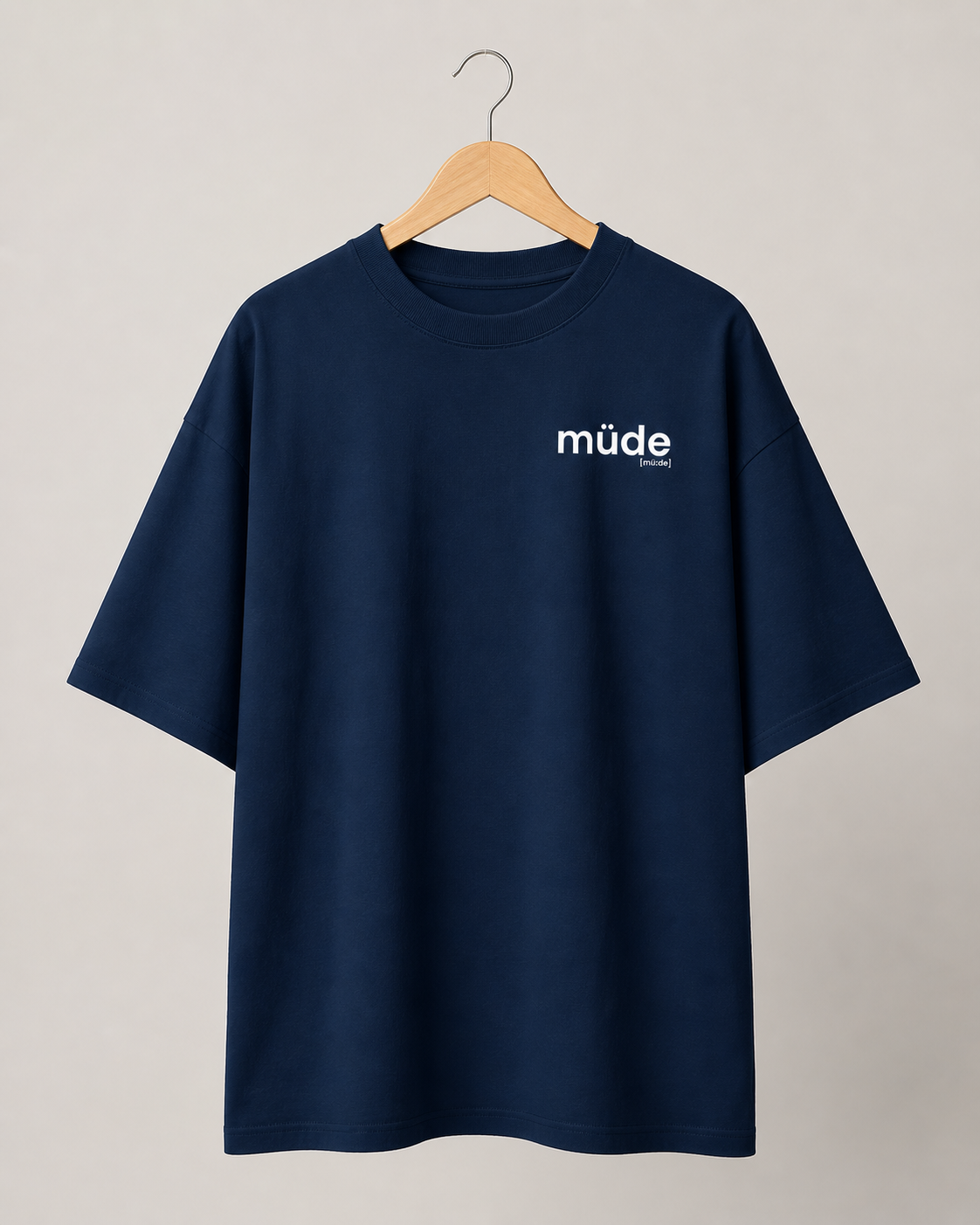 Dunkelblaues Oversized T-Shirt müde von JoisPulse, flach liegend fotografiert