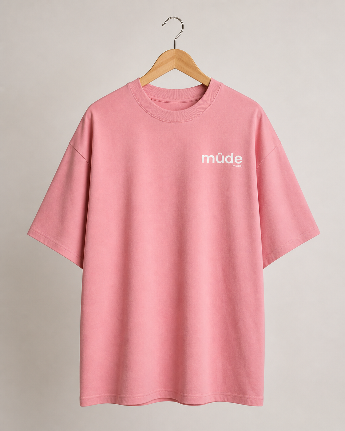 Rosafarbenes Oversized T-Shirt müde von JoisPulse, flach liegend fotografiert