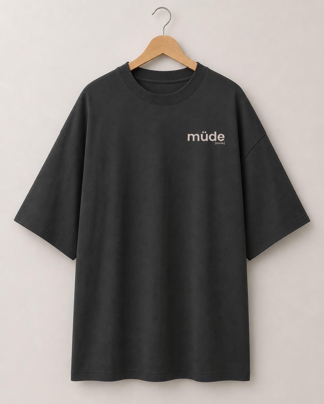 Schwarzes Oversized T-Shirt müde von JoisPulse, flach liegend fotografiert