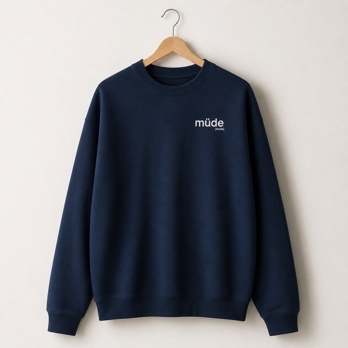 Dunkelblaues Oversized Sweatshirt müde von JoisPulse, flach liegend fotografiert