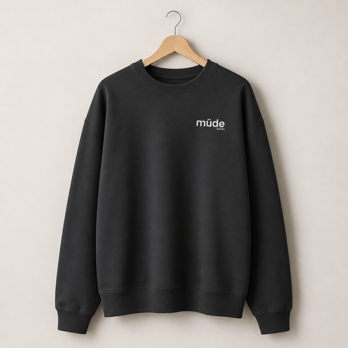 Schwarzes Oversized Sweatshirt müde von JoisPulse, flach liegend fotografiert