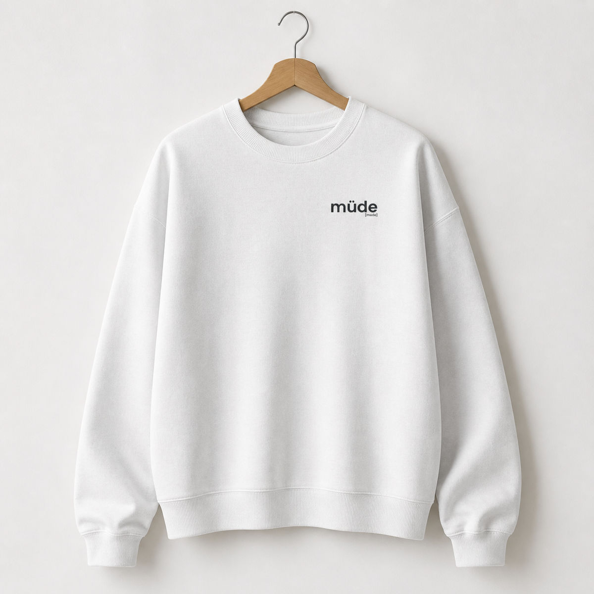 Weißes Oversized Sweatshirt müde von JoisPulse, flach liegend fotografiert