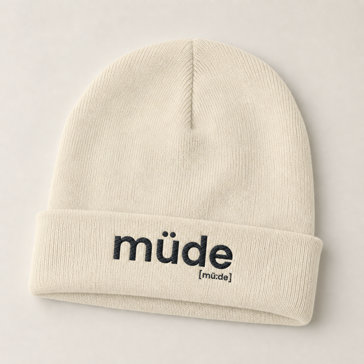 Cremefarbene Rib Beanie müde von JoisPulse mit gesticktem Statement