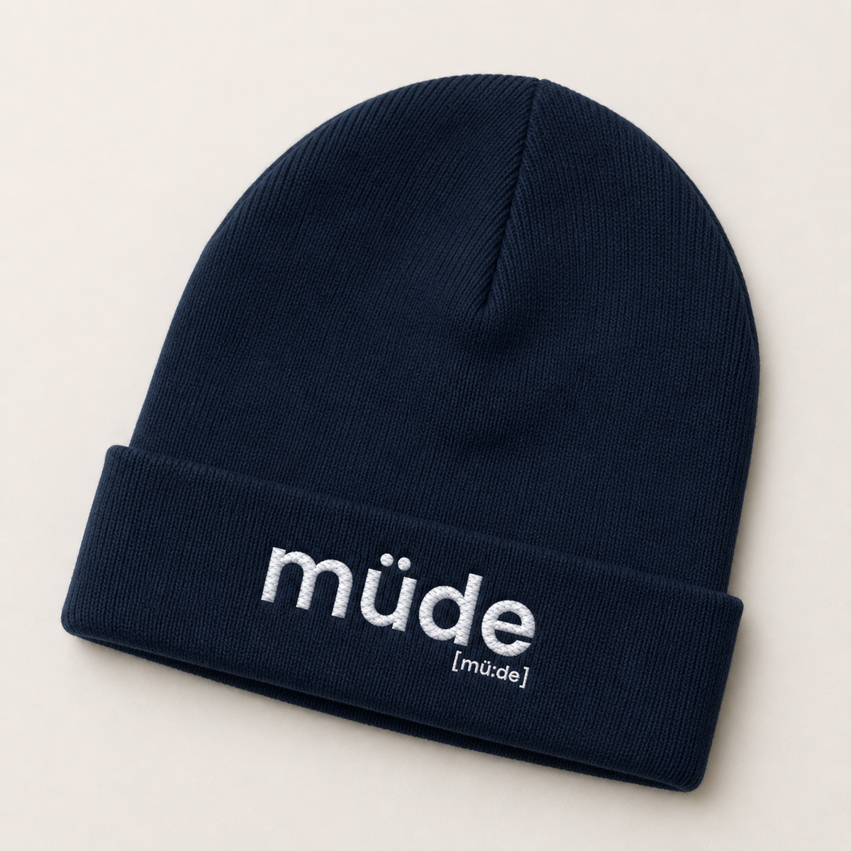 Dunkelblaue Rib Beanie müde von JoisPulse mit gesticktem Statement